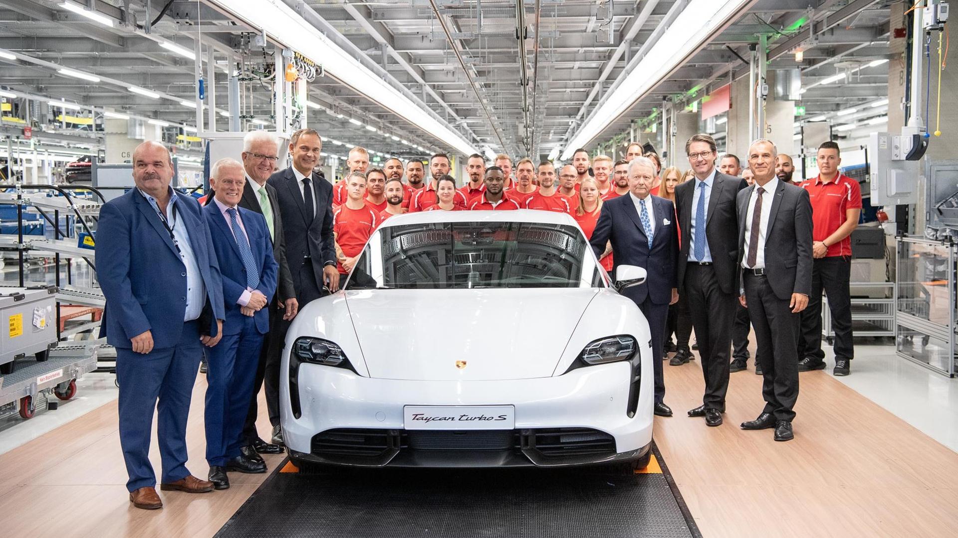 Werner Weresch (l-r), Betriebsratsvorsitzender von Porsche, Fritz Kuhn (Bündnis 90/Die Grünen), Oberbürgermeister von Stuttgart, Winfried Kretschmann (Bündnis 90/Die Grünen), Ministerpräsident von Baden-Württemberg, Oliver Blume, Vorstandsvorsitzender der Porsche AG, Wolfgang Porsche, Aufsichtsratsvorsitzender der Porsche AG, Andreas Scheuer (CSU), Bundesverkehrsminister, und Albrecht Reimold, Mitglied des Porschevorstands für Produktion und Logistik, stehen während der Eröffnung der Produktion des Porsche Taycan, dem ersten rein elektrischen Modell des Sportwagenherstellers, neben einem Taycan. Werner Weresch (l-r), Betriebsratsvorsitzender von Porsche, Fritz Kuhn (Bündnis 90/Die Grünen), Oberbürgermeister von Stuttgart, Winfried Kretschmann (Bündnis 90/Die Grünen), Ministerpräsident von Baden-Württemberg, Oliver Blume, Vorstandsvorsitzender der Porsche AG, Wolfgang Porsche, Aufsichtsratsvorsitzender der Porsche AG, Andreas Scheuer (CSU), Bundesverkehrsminister, und Albrecht Reimold, Mitglied des Porschevorstands für Produktion und Logistik, stehen während der Eröffnung der Produktion des Porsche Taycan, dem ersten rein elektrischen Modell des Sportwagenherstellers, neben einem Taycan.