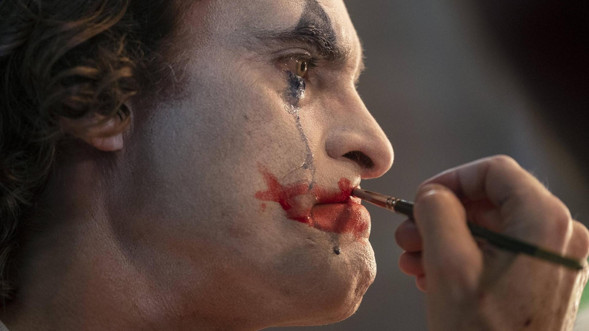 Der "Joker" im gleichnamigen Film schminkt sich und weint dabei.