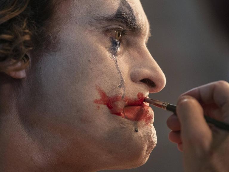 Der "Joker" im gleichnamigen Film schminkt sich und weint dabei.