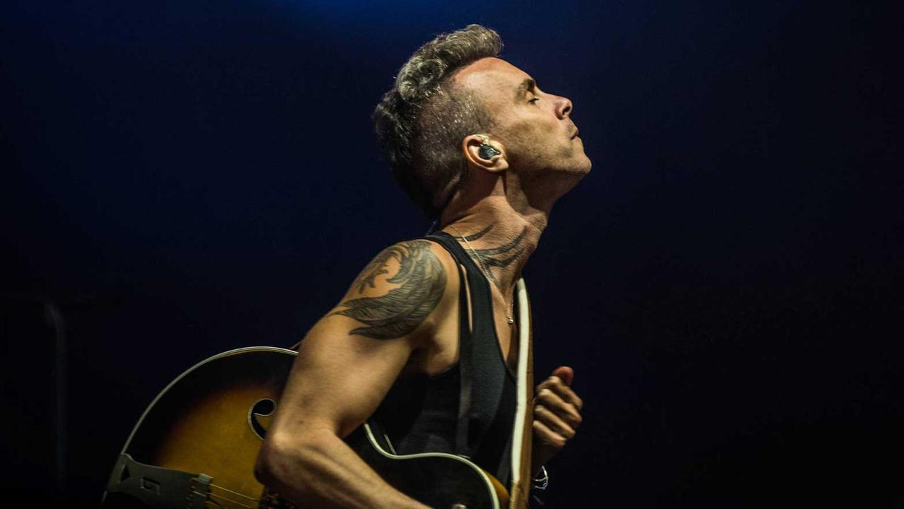Der Sänger Asaf Avidan bei einem Auftritt beim französischen Festival ArtSonic Briouze 2017. Der Sänger Asaf Avidan bei einem Auftritt beim französischen Festival ArtSonic Briouze 2017.