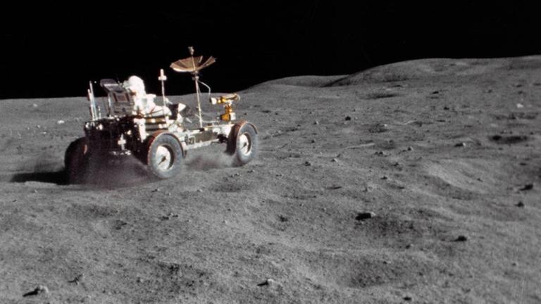 Astronaut im Fahrzeug auf dem Mond | NASA Astronaut im Fahrzeug auf dem Mond | NASA
