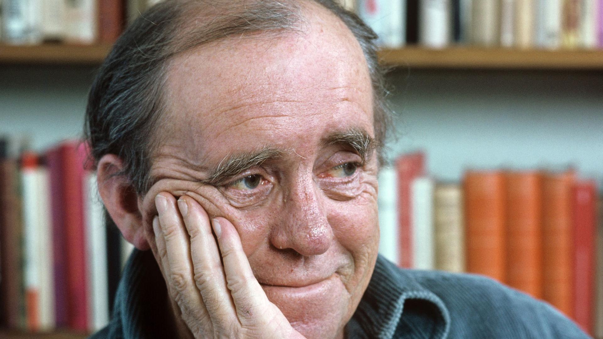 Der Schriftsteller Heinrich Böll in seiner Wohnung in Köln, Dezember 1977. Böll gehörte zu den bedeutendsten deutschen Autoren der Nachkriegszeit. Im Jahr 1972 erhielt er den Literatur-Nobelpreis. Der Schriftsteller Heinrich Böll in seiner Wohnung in Köln, Dezember 1977. Böll gehörte zu den bedeutendsten deutschen Autoren der Nachkriegszeit. Im Jahr 1972 erhielt er den Literatur-Nobelpreis.
