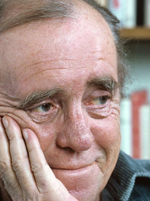 Der Schriftsteller Heinrich Böll in seiner Wohnung in Köln, Dezember 1977. Böll gehörte zu den bedeutendsten deutschen Autoren der Nachkriegszeit. Im Jahr 1972 erhielt er den Literatur-Nobelpreis.