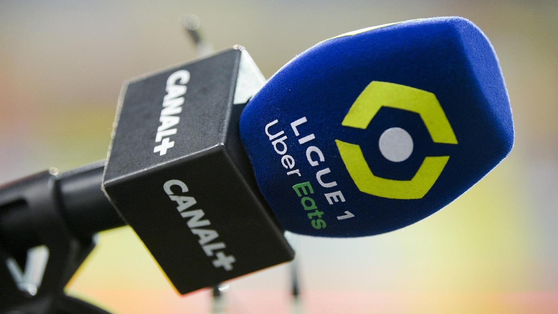 Das Foto zeigt Mikrofon von Canal+ mit der Aufschrift "Ligue1 Uber Eats"