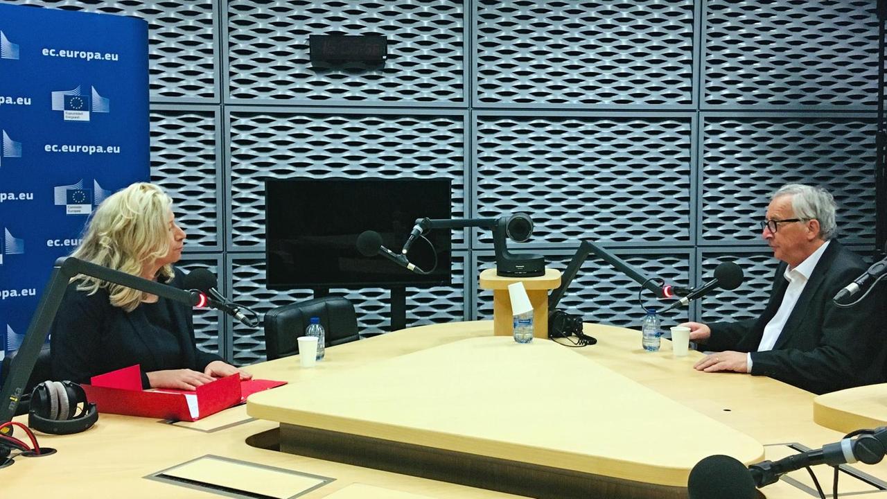 Der scheidende EU-Kommissionspräsident Jean-Claude Juncker sitzt mit DLF-Brüssel-Korrespondentin Bettina Klein im Studio Der scheidende EU-Kommissionspräsident Jean-Claude Juncker sitzt mit DLF-Brüssel-Korrespondentin Bettina Klein im Studio