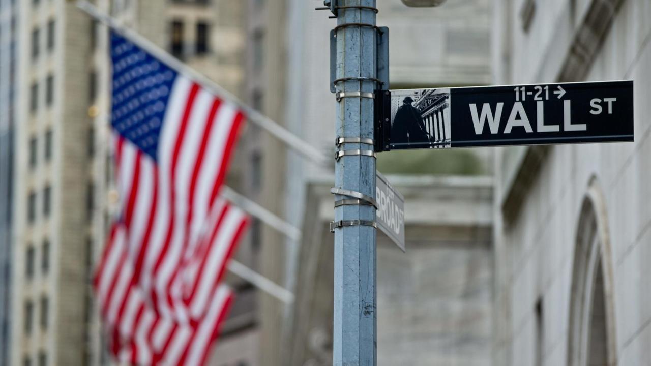 "Wall Street" ist auf einem Straßenschild vor der Börse (New York Stock Exchange ) im Finanzdistrikt von Manhattan in New York. "Wall Street" ist auf einem Straßenschild vor der Börse (New York Stock Exchange ) im Finanzdistrikt von Manhattan in New York.