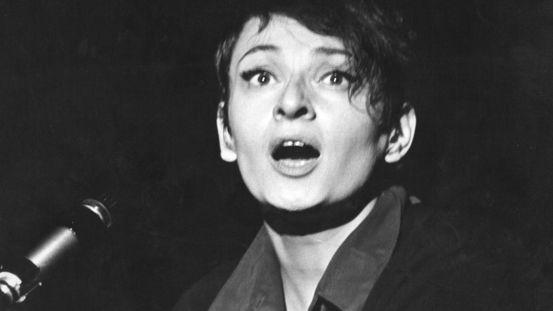 Die französische Chanson-Sängerin und Komponistin Barbara. Sie wurde am 09.06.1930 in Paris als Monique Andree Serf geboren und stammt aus einer russisch-jüdischen Familie. Ihren Durchbruch erzielte sie 1965 mit dem Album Barbara chante Barbara. Sie starb am 24.11.1997 in Neuilly sur Seine. Die französische Chanson-Sängerin und Komponistin Barbara. Sie wurde am 09.06.1930 in Paris als Monique Andree Serf geboren und stammt aus einer russisch-jüdischen Familie. Ihren Durchbruch erzielte sie 1965 mit dem Album Barbara chante Barbara. Sie starb am 24.11.1997 in Neuilly sur Seine.