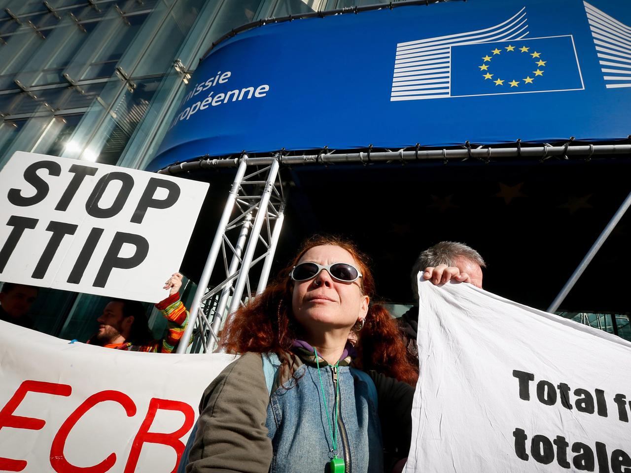 Aktivisten protestieren vor dem Sitz der EU-Kommission in Brüssel gegen das geplante Freihandelsabkommen.
