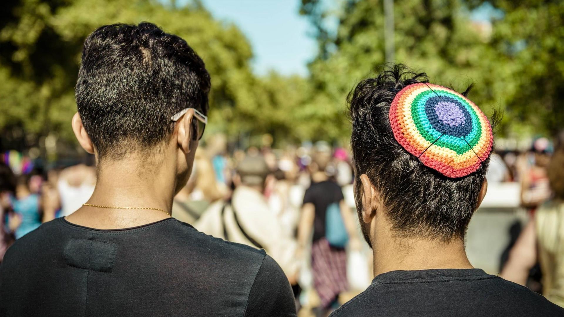 Mitglieder der LGBT mit einer Kippa in Regenbogenfarben Mitglieder der LGBT mit einer Kippa in Regenbogenfarben
