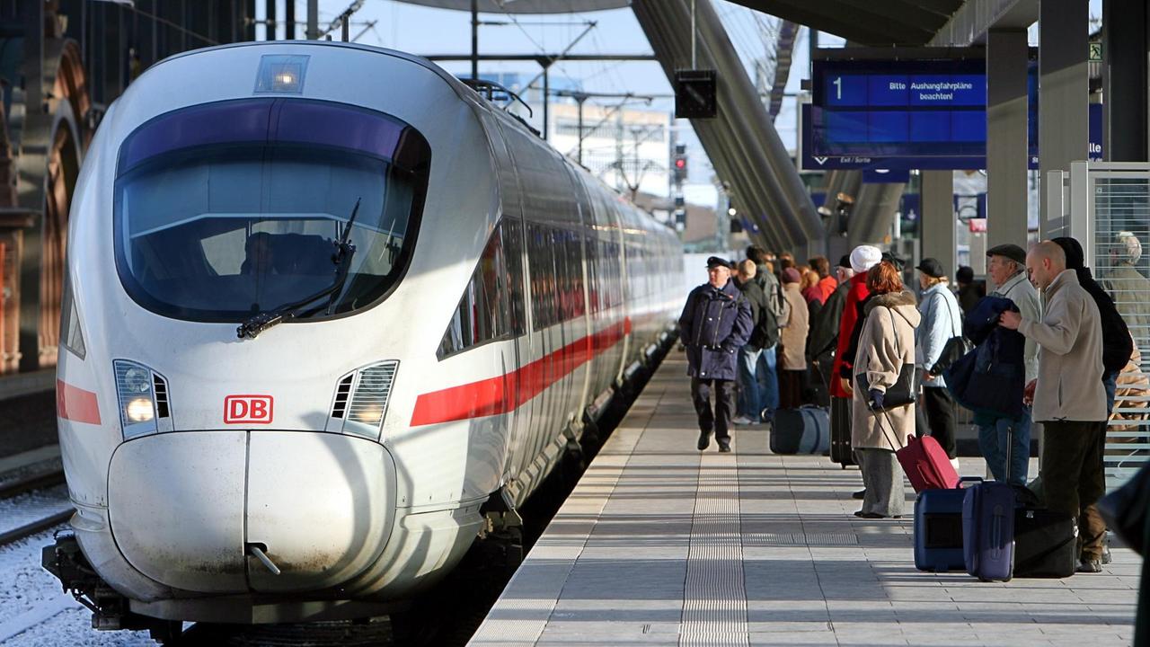Im Neubau des Erfurter Bahnhofs steigen Fahrgäste in einen ICE. Im Neubau des Erfurter Bahnhofs steigen Fahrgäste in einen ICE.