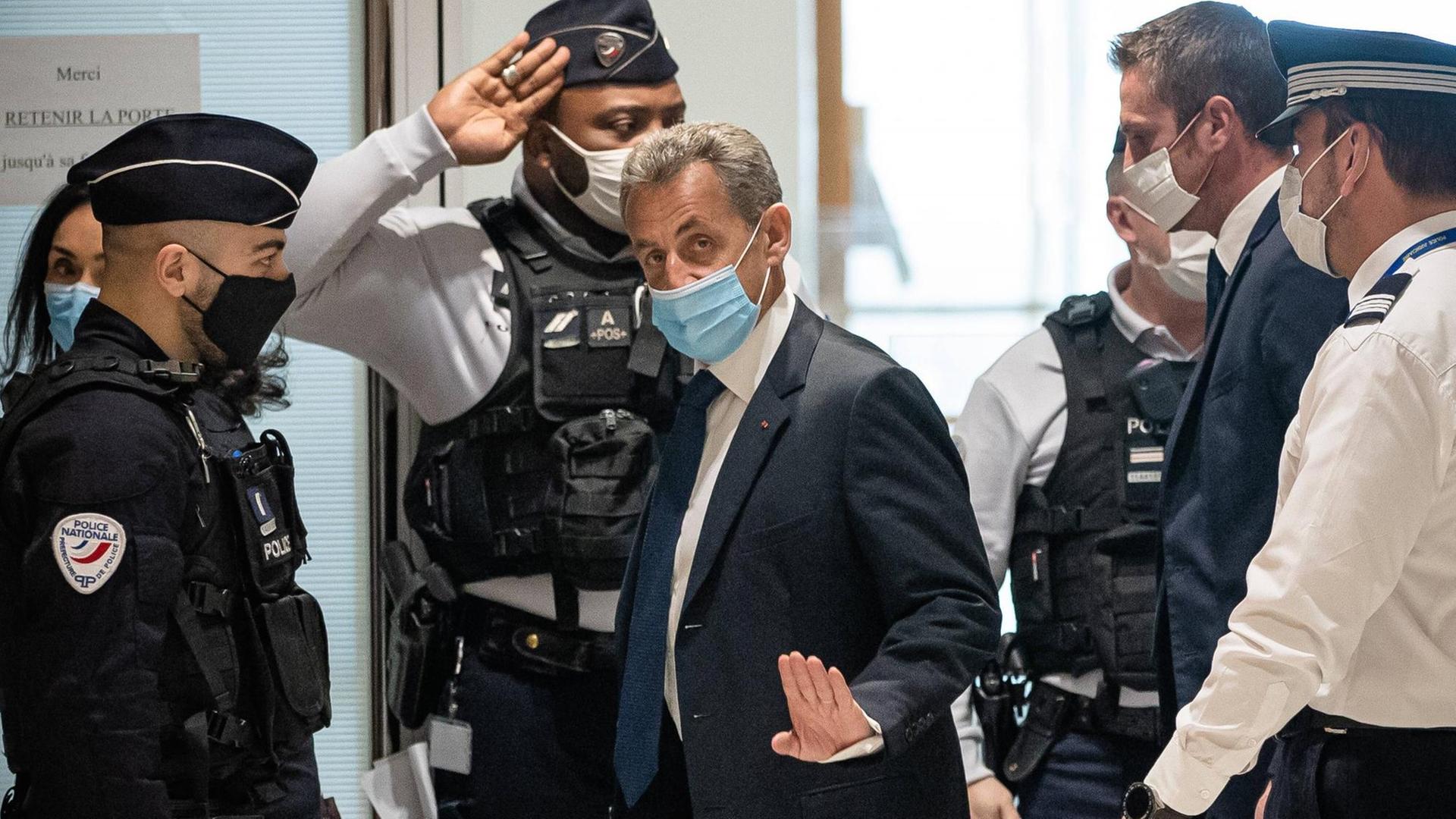 Der ehemaliger französische Präsident Nicolas Sarkozy ist bei einem Prozess in Paris. Der ehemaliger französische Präsident Nicolas Sarkozy ist bei einem Prozess in Paris.