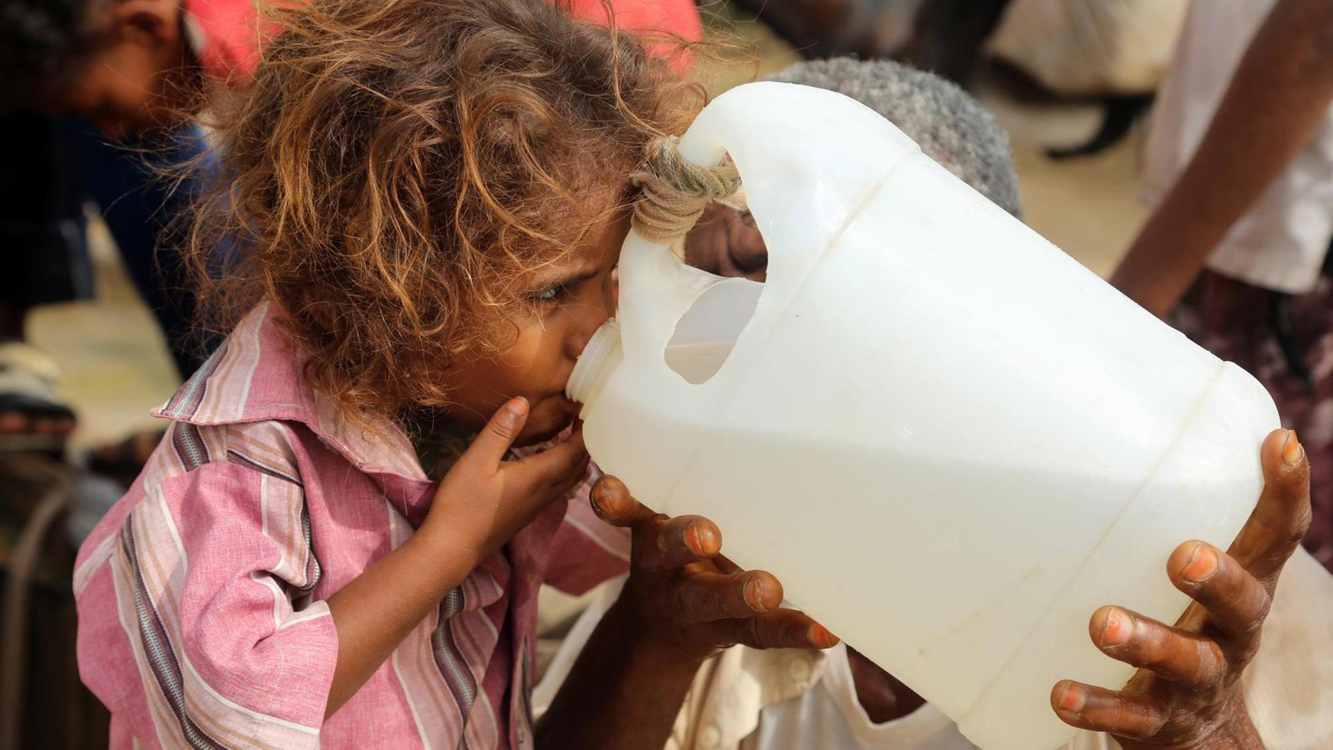 Ein jemenitisches Mädchen in einem verarmten Dorf vor den Toren der Stadt Hodeidah am 23. Juli 2017. In der Gegend herrscht akuter Wassermangel. Ein jemenitisches Mädchen in einem verarmten Dorf vor den Toren der Stadt Hodeidah am 23. Juli 2017. In der Gegend herrscht akuter Wassermangel.
