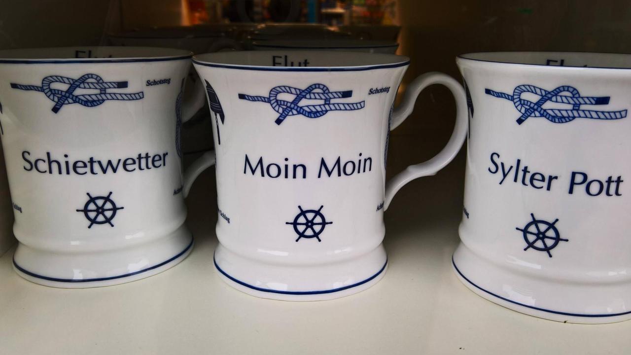Kaffe-Tassen mit Aufschrift: Moin Moin, Schietwetter und Sylter Pott. Kaffe-Tassen mit Aufschrift: Moin Moin, Schietwetter und Sylter Pott.
