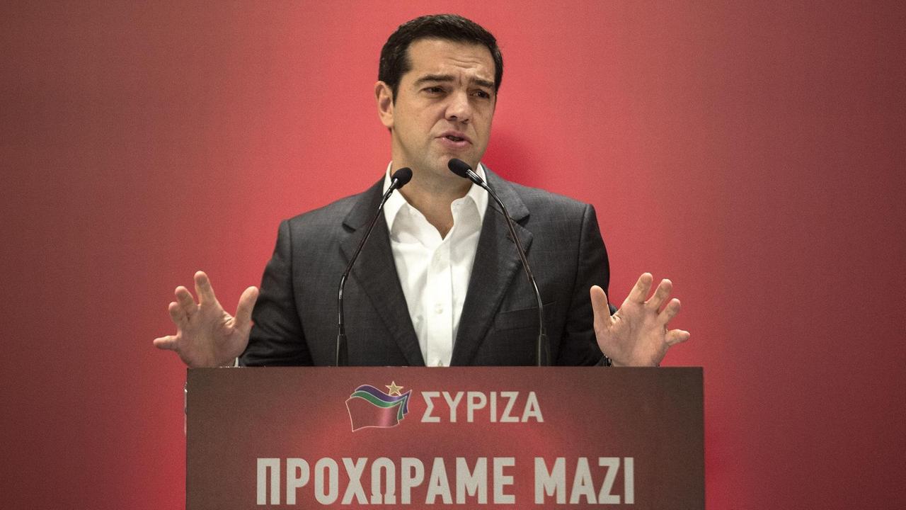 Der griechische Ministerpräsident Alexis Tsipras steht hinter einem Rednerpult. Der griechische Ministerpräsident Alexis Tsipras steht hinter einem Rednerpult.