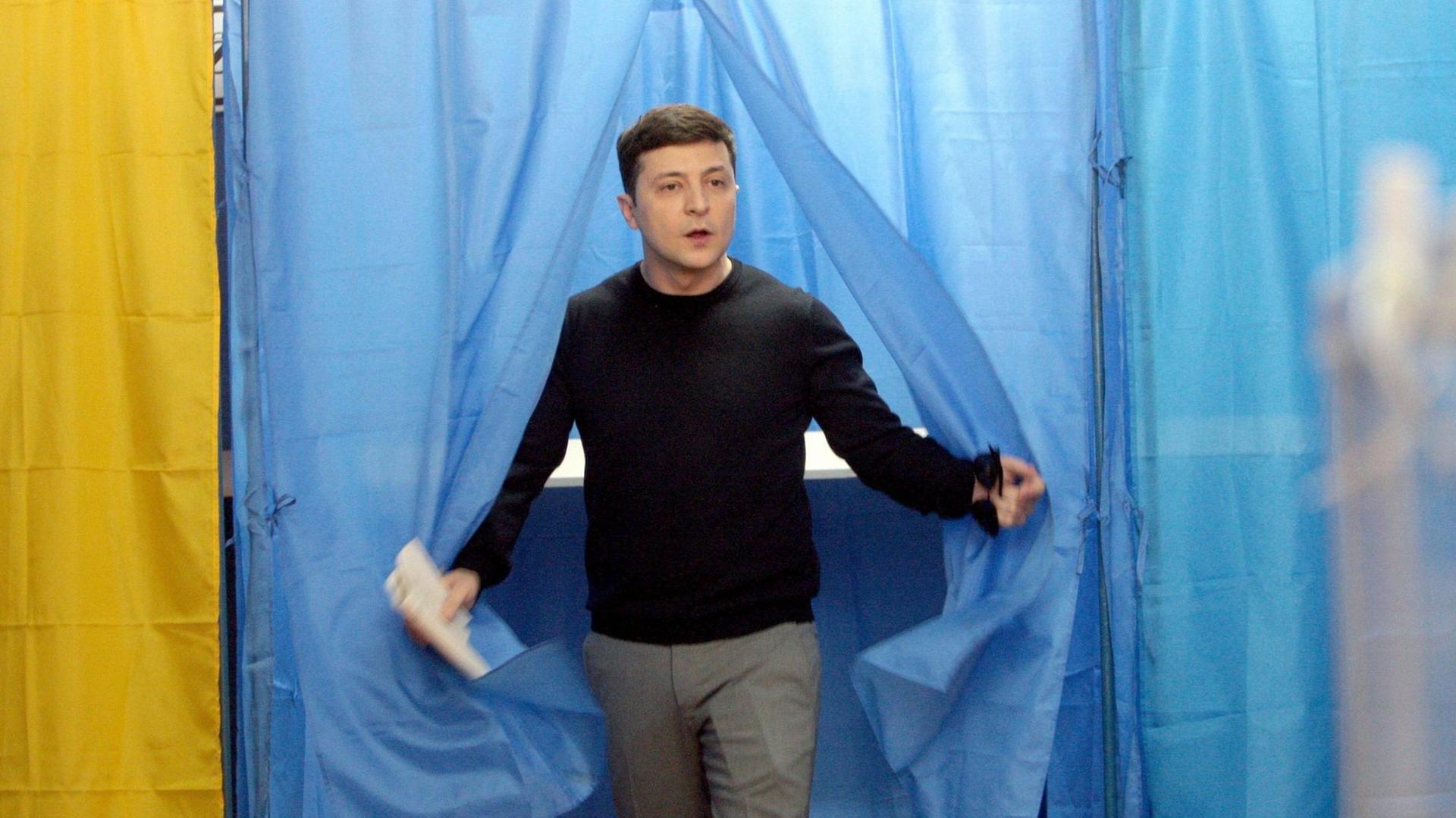 Der Schauspieler und Präsidentschaftskandidat Wolodymyr Selenskij bei seiner Stimmabgabe zur Präsidentschaftswahl in der Ukraine. Der Schauspieler und Präsidentschaftskandidat Wolodymyr Selenskij bei seiner Stimmabgabe zur Präsidentschaftswahl in der Ukraine.
