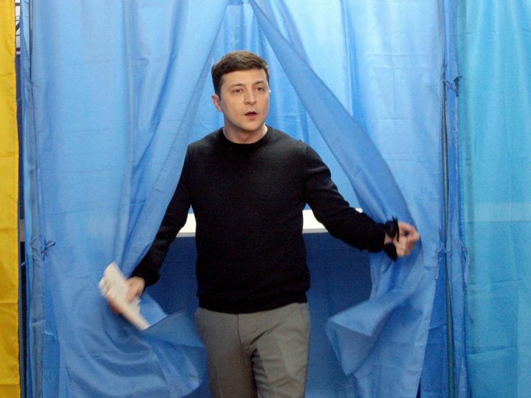 Der Schauspieler und Präsidentschaftskandidat Wolodymyr Selenskij bei seiner Stimmabgabe zur Präsidentschaftswahl in der Ukraine.