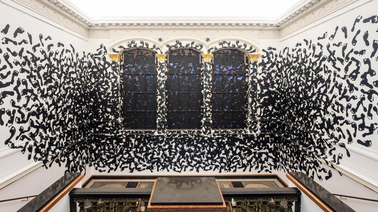 Das Foto zeigt eine Installation der Künstlerin Regina Silveira, die während der Ausstellung "Durch Mauern gehen" im Berliner Gropiusbau zu sehen ist (September 2019 bis Januar 2020).