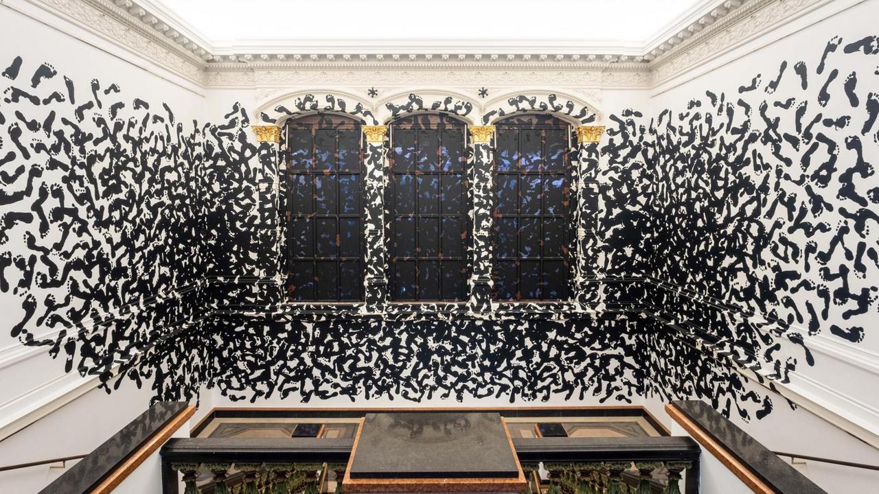 Das Foto zeigt eine Installation der Künstlerin Regina Silveira, die während der Ausstellung "Durch Mauern gehen" im Berliner Gropiusbau zu sehen ist (September 2019 bis Januar 2020). Das Foto zeigt eine Installation der Künstlerin Regina Silveira, die während der Ausstellung "Durch Mauern gehen" im Berliner Gropiusbau zu sehen ist (September 2019 bis Januar 2020).