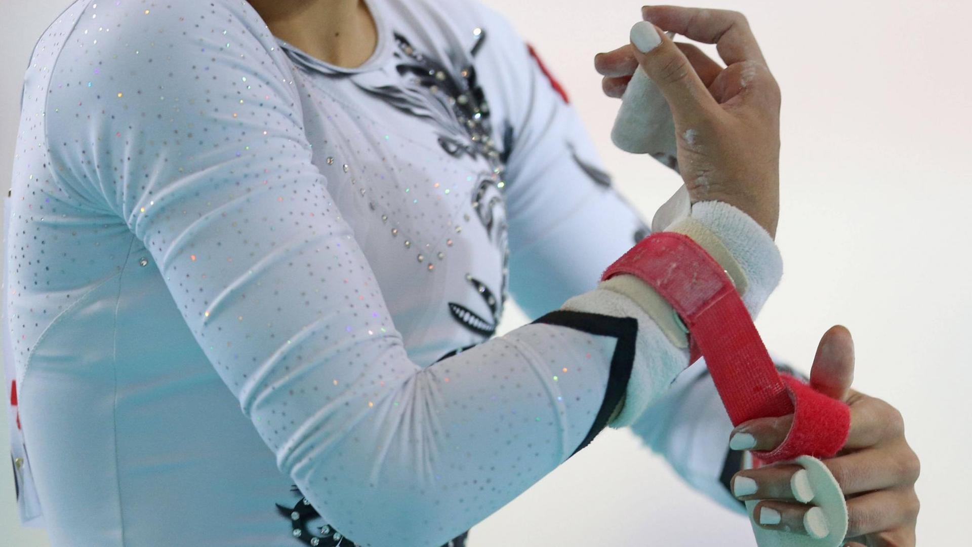 Eine Turnerin bereitet sich während des Finales der Junioren im Geräteturnen bei den European Artistic Gymnastics Championships am 20.12.2020 in Mersin auf ihren Wettkampf vor.