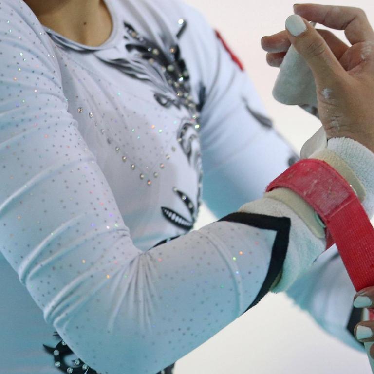 Eine Turnerin bereitet sich während des Finales der Junioren im Geräteturnen bei den European Artistic Gymnastics Championships am 20.12.2020 in Mersin auf ihren Wettkampf vor.
