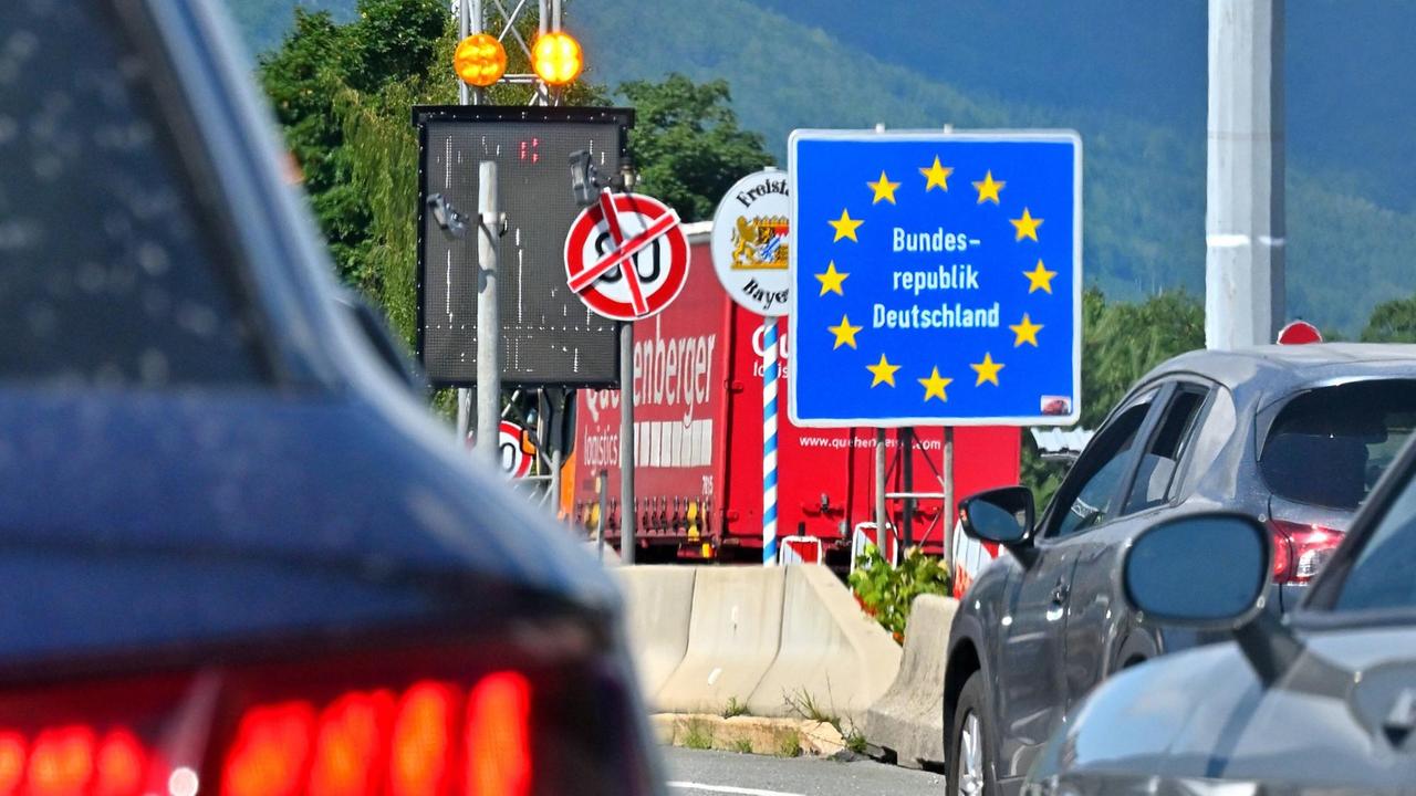 Einreise mit dem PKW nach Deutschland. Grenzschilder an der Autobahn am Walserberg bei der Einreise von Österreich nach Deutschland Einreise mit dem PKW nach Deutschland. Grenzschilder an der Autobahn am Walserberg bei der Einreise von Österreich nach Deutschland