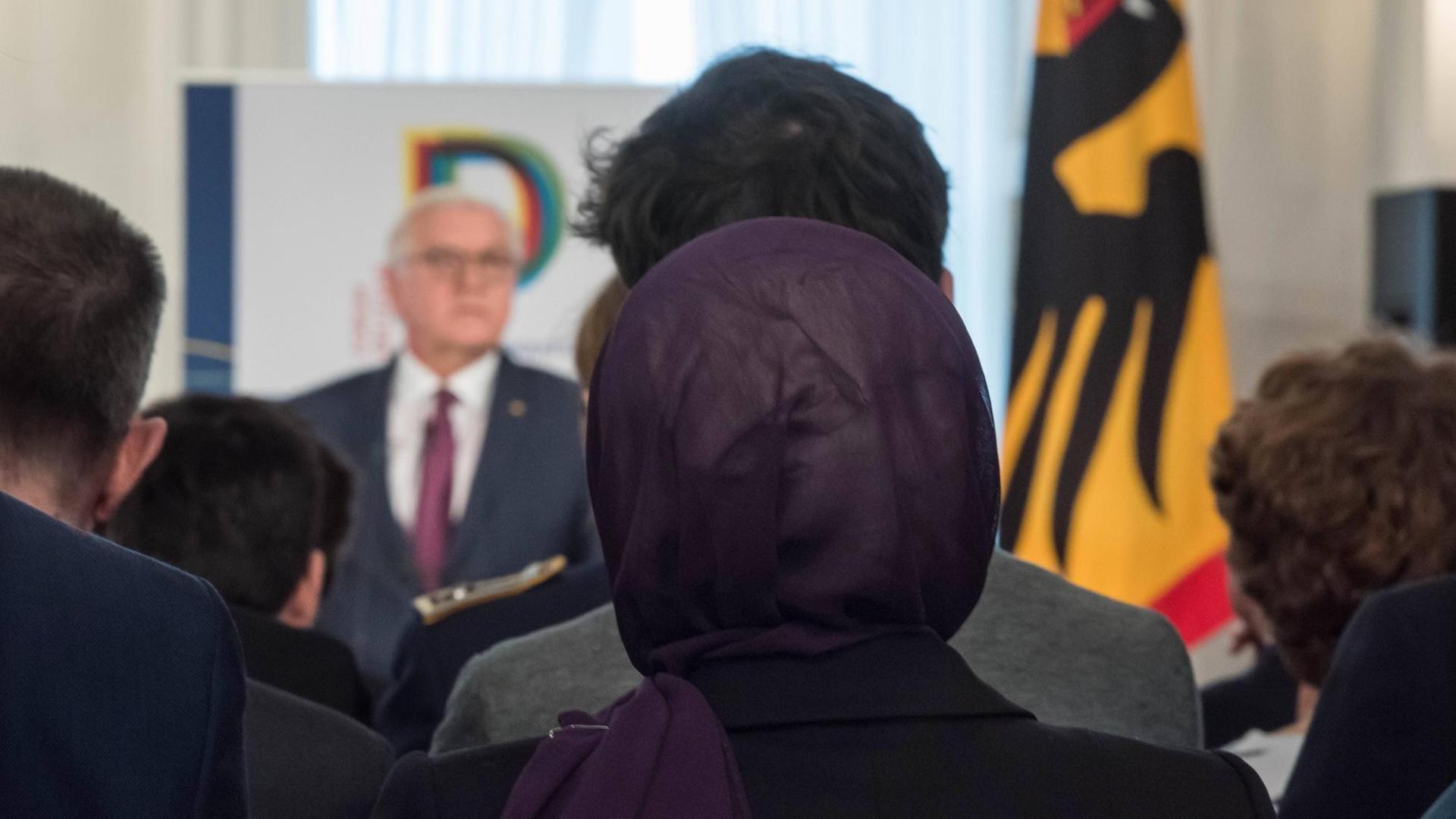 Ort der gepflegten Debatte - Bundespräsident Frank-Walter Steinmeier lud am Dienstag (26.02.2019) zur Diskussion über das Thema "Religion und Demokratie" ins Schloss Bellevue