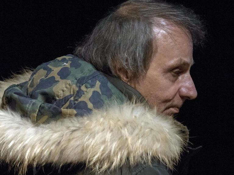 Der französische Star-Autor Michel Houellebecq ist am 11.10.2017 im Schauspiel Frankfurt in Frankfurt am Main (Hessen) anlässlich der Buchmesse am Rande einer Lesung zu sehen. Foto: Boris Roessler/dpa