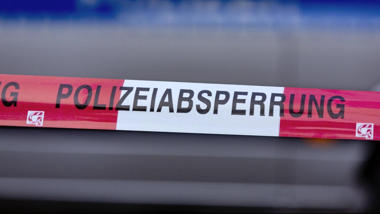 Symbolbild: Flatterband als Polizeiabsperrung Symbolbild: Flatterband als Polizeiabsperrung