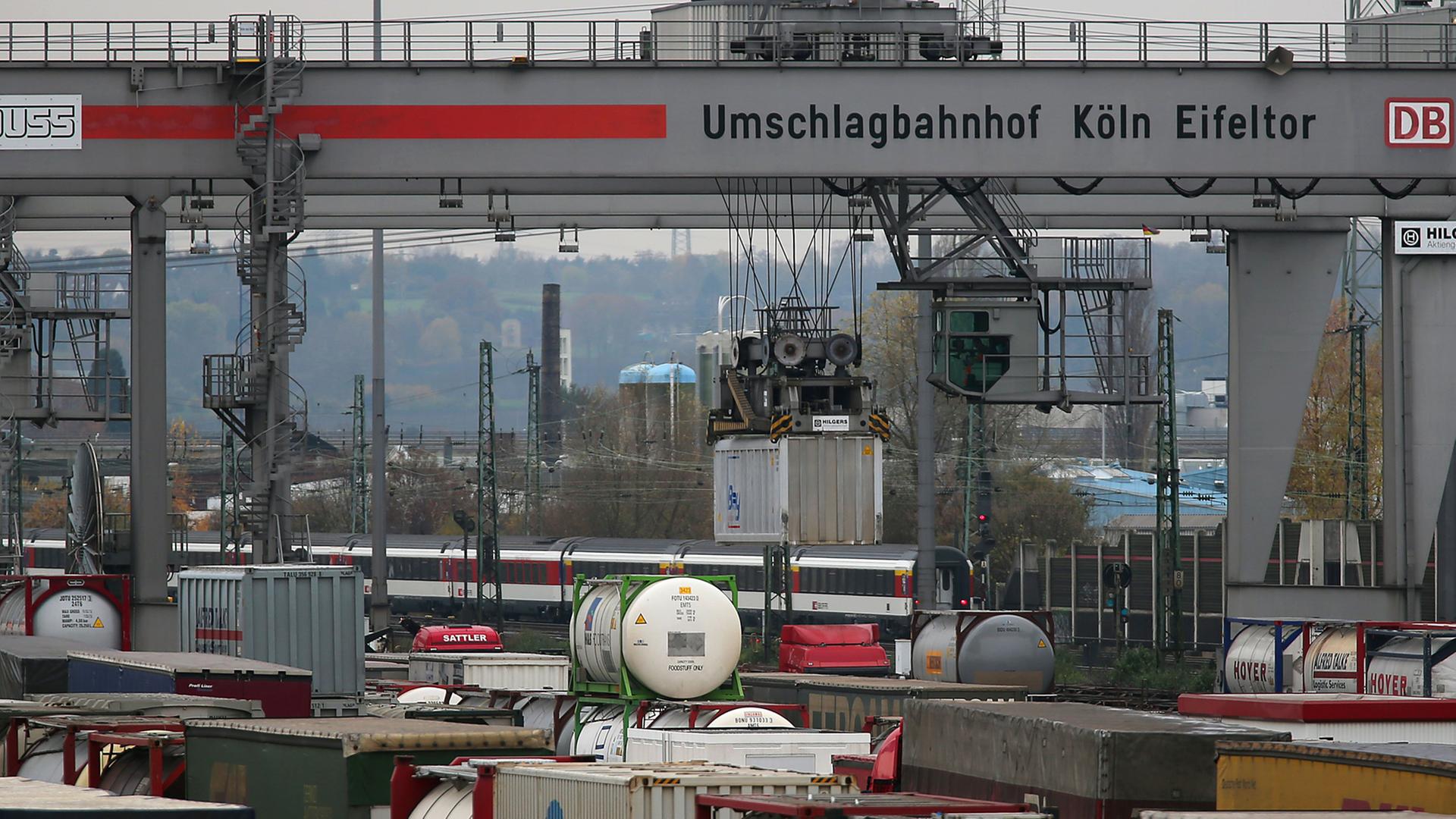 Container werden am 23.11.2012 in Köln (Nordrhein-Westfalen) auf dem Umschlagterminal Köln Eifeltor vom LKW auf die Bahn und umgekehrt verladen. Container werden am 23.11.2012 in Köln (Nordrhein-Westfalen) auf dem Umschlagterminal Köln Eifeltor vom LKW auf die Bahn und umgekehrt verladen.