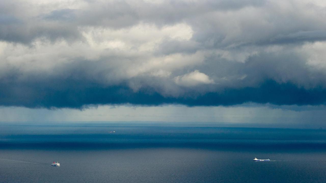 Am Himmel über der Ostsee vor der Insel Rügen bei Sassnitz sind dunkle Wolken zu sehen. Am Himmel über der Ostsee vor der Insel Rügen bei Sassnitz sind dunkle Wolken zu sehen.