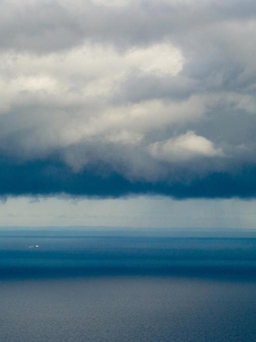 Am Himmel über der Ostsee vor der Insel Rügen bei Sassnitz sind dunkle Wolken zu sehen.