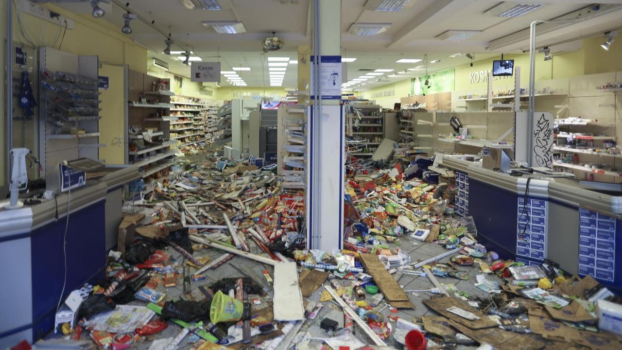 Blick in einen verwüsteten und geplünderten Drogeriemarkt in der Straße Schulterblatt im Schanzenviertel, aufgenommen am 08.07.2017. Randalierer haben im Hamburger Schanzenviertel eine Spur der Verwüstung hinterlassen. Zerstörte Fahrräder und Mülltonnen lagen auf der Straße. Fensterscheiben waren eingeschlagen oder beschädigt. Die Polizei hatte die Straße zuvor abgeriegelt und war massiv gegen die Randalierer vorgegangen. Blick in einen verwüsteten und geplünderten Drogeriemarkt in der Straße Schulterblatt im Schanzenviertel, aufgenommen am 08.07.2017. Randalierer haben im Hamburger Schanzenviertel eine Spur der Verwüstung hinterlassen. Zerstörte Fahrräder und Mülltonnen lagen auf der Straße. Fensterscheiben waren eingeschlagen oder beschädigt. Die Polizei hatte die Straße zuvor abgeriegelt und war massiv gegen die Randalierer vorgegangen.
