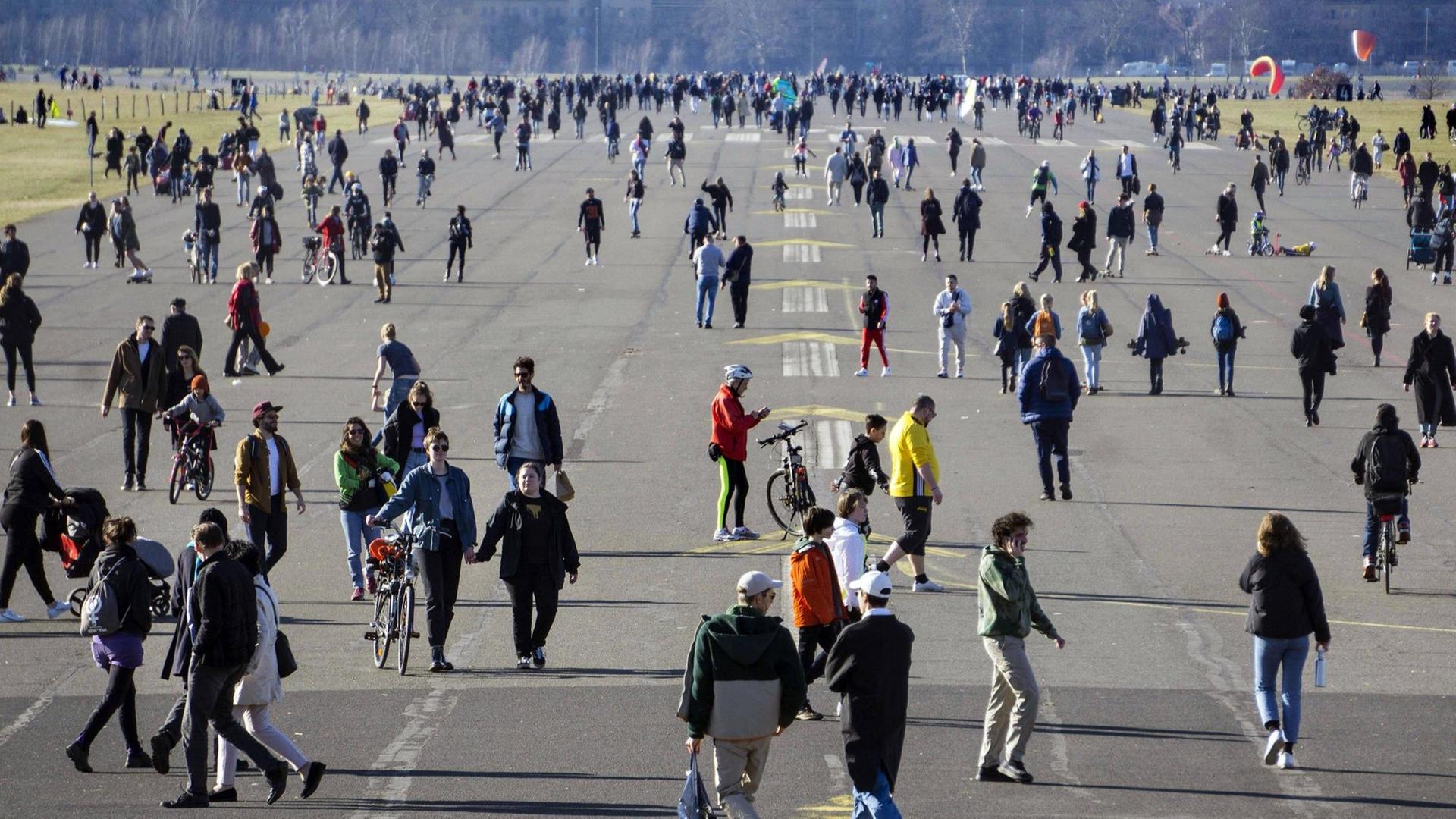 Menschen spazieren auf dem Tempelhofer Feld in Berlin. Menschen spazieren auf dem Tempelhofer Feld in Berlin.