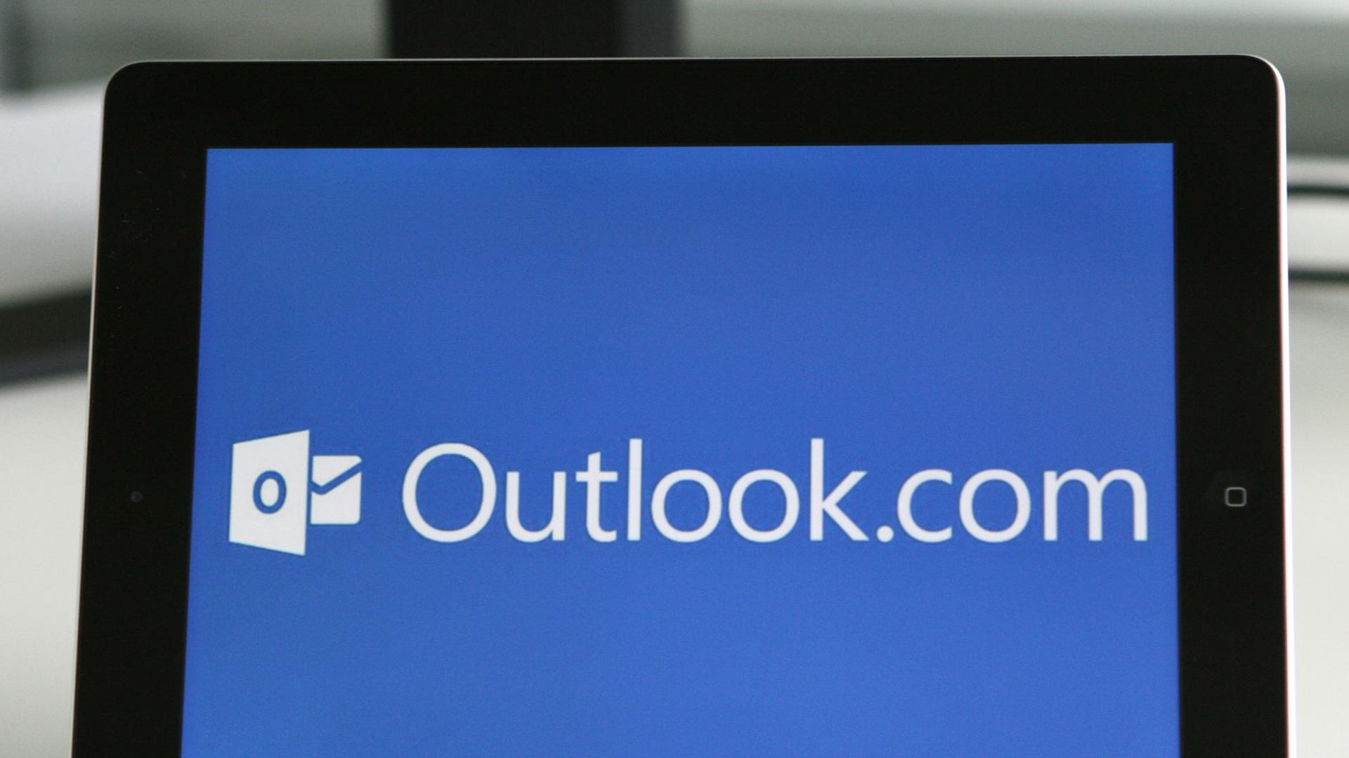 Ein Tablet-Computer zeigt das Logo des E-Mail-Dienstes Outlook.com. Ein Tablet-Computer zeigt das Logo des E-Mail-Dienstes Outlook.com.