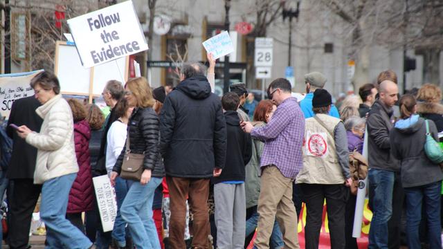 Wissenschaftler demonstrieren am 19.02.2017 in Boston, USA, gegen die Trump-Regierung und für die Anerkennung der Bedeutung der Wissenschaft