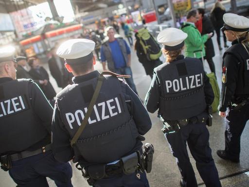 Bundespolizisten gehen Streife im Hauptbahnhof München am 18.11.2015.