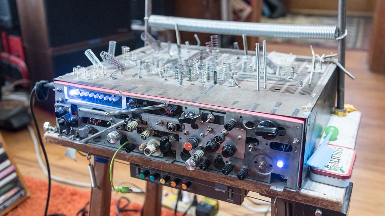 Sudhi Tewaris Federverstärker, ein Modulator für Metallfedern, die mit den Fingern gespielt werden. Sudhi Tewaris Federverstärker, ein Modulator für Metallfedern, die mit den Fingern gespielt werden.