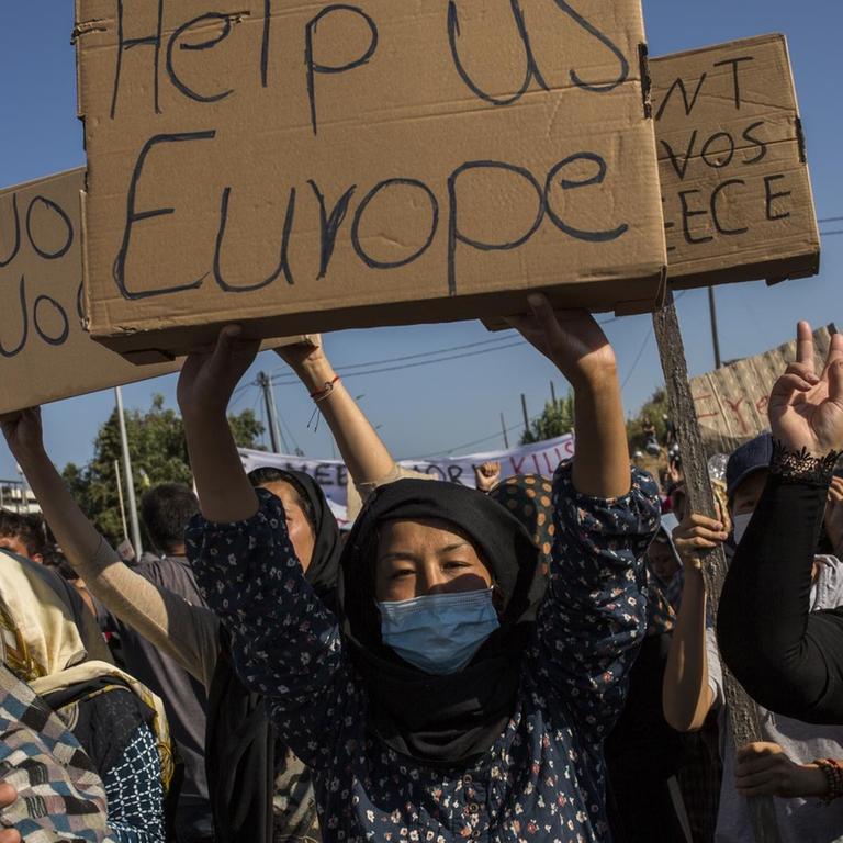 Eine Frau hält einen Karton mit der Aufschrift: "Hilf uns Europa" während eines Protestes nach den Nachrichten über die Schaffung eines neuen provisorischen Flüchtlingslagers auf der Insel Lesbos hoch.