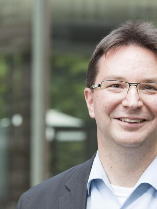 Eine Porträtaufnahme zeigt Michael Blume. Er ist Religionswissenschaftler und baden-württembergischer Antisemitismusbeauftragter.