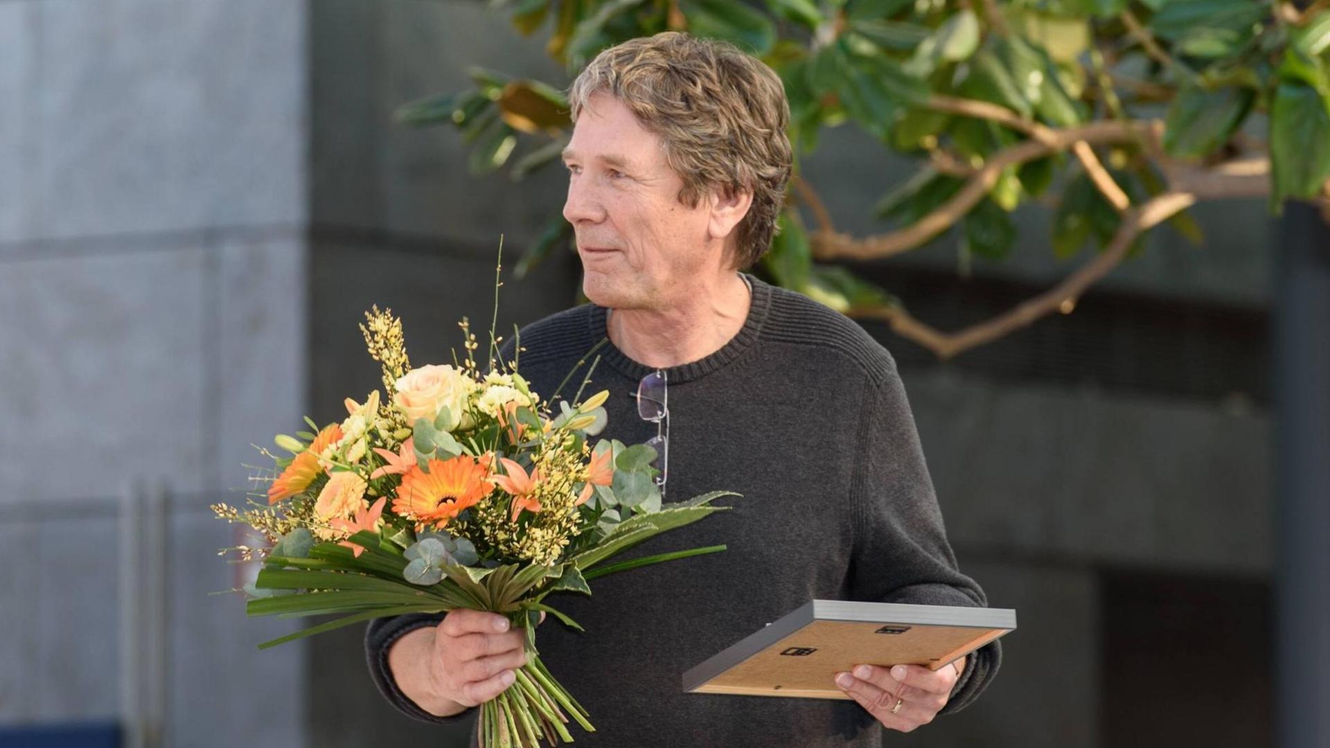 Preisverleihung auf der Leipziger Buchmesse am 21.3.2019: Der Preisträger in der Kategorie Sachbuch Harald Jähnermit einem Blumenstrauß.