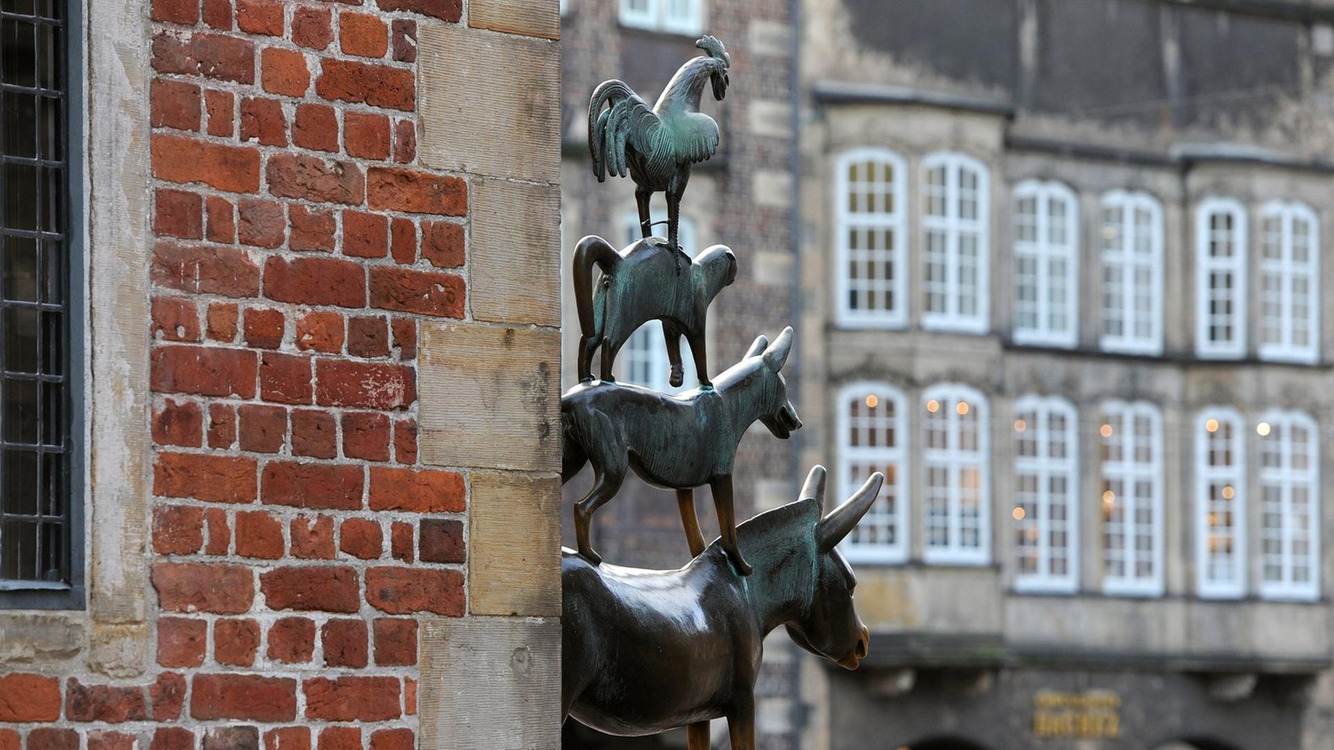 Die Bronzeplastik der "Bremer Stadtmusikanten" des Bildhauers Gerhard Marcks, am Rathaus von Bremen