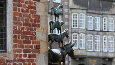 Die Bronzeplastik der "Bremer Stadtmusikanten" des Bildhauers Gerhard Marcks am Rathaus von Bremen