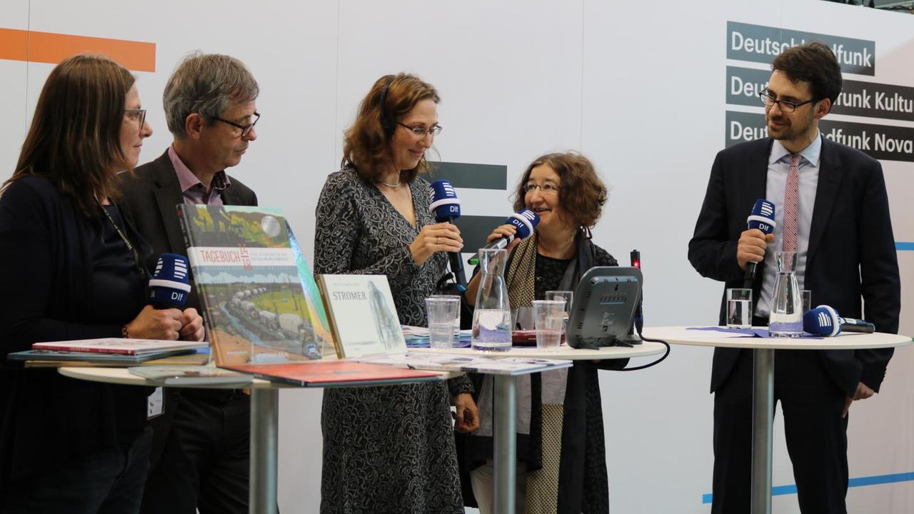 Im Gespräch auf der Frankfurter Buchmesse: v.l.n.r. Julie Cazier, Markus Weber, Tanya, Lieske, Géraldine Elschner, Thibault Triqueneaux