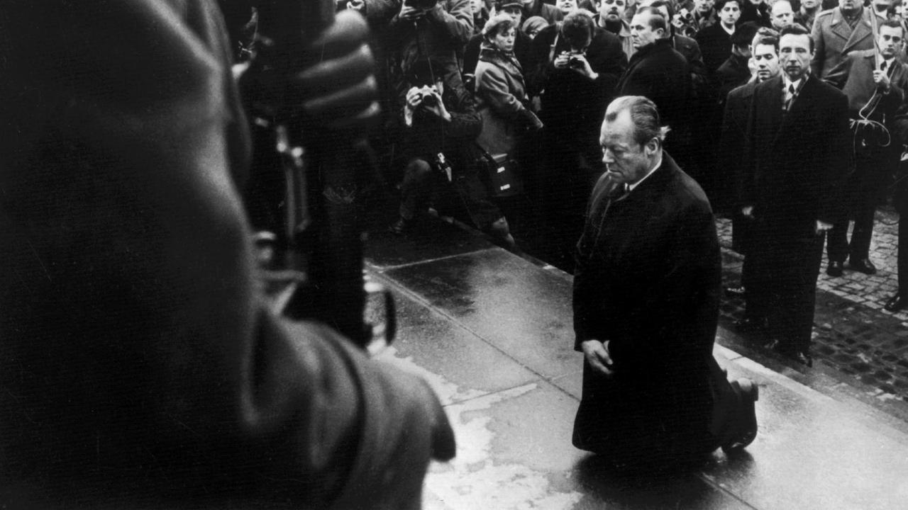 Bundeskanzler Willy Brandt kniet am 7. Dezember 1970 vor dem Mahnmal im einstigen jüdischen Ghetto in Warschau, das den Helden des Ghetto-Aufstandes vom April 1943 gewidmet ist. Bundeskanzler Willy Brandt kniet am 7. Dezember 1970 vor dem Mahnmal im einstigen jüdischen Ghetto in Warschau, das den Helden des Ghetto-Aufstandes vom April 1943 gewidmet ist.
