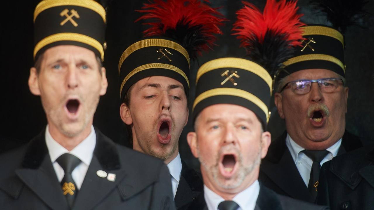 Die Chorsänger tragen Bergmannsuniformen Die Chorsänger tragen Bergmannsuniformen