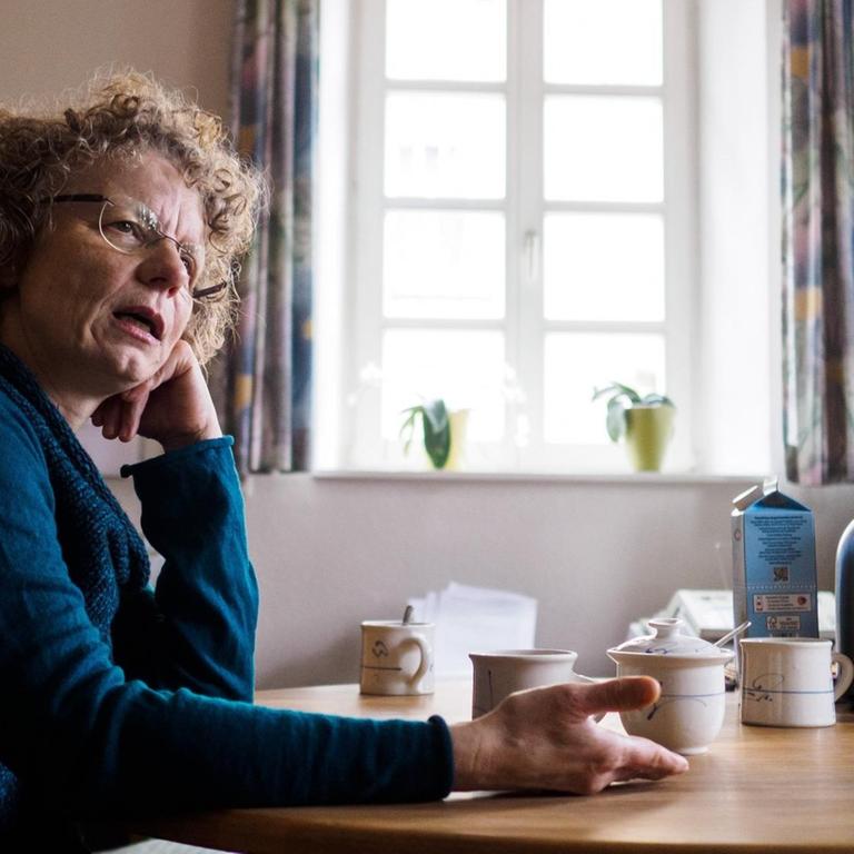 Die evangelische Pfarrerin Doris Otminghaus sitzt in ihrem Pfarrhaus im fränkischen Haßfurt, in dem sie bislang neun Flüchtlinge aufgenommen hat. Die evangelische Pfarrerin Doris Otminghaus sitzt in ihrem Pfarrhaus im fränkischen Haßfurt, in dem sie bislang neun Flüchtlinge aufgenommen hat.