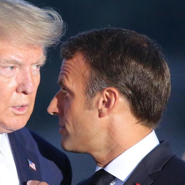 US-Präsident Donald Trump steht mit seinem französischen Amtskollgen Emmanuel Macron bei dem G7-Gipfel in Biarritz eng zusammen. Macron spricht in Trumps Ohr und zeigt mit dem Finger auf dessen Brust.