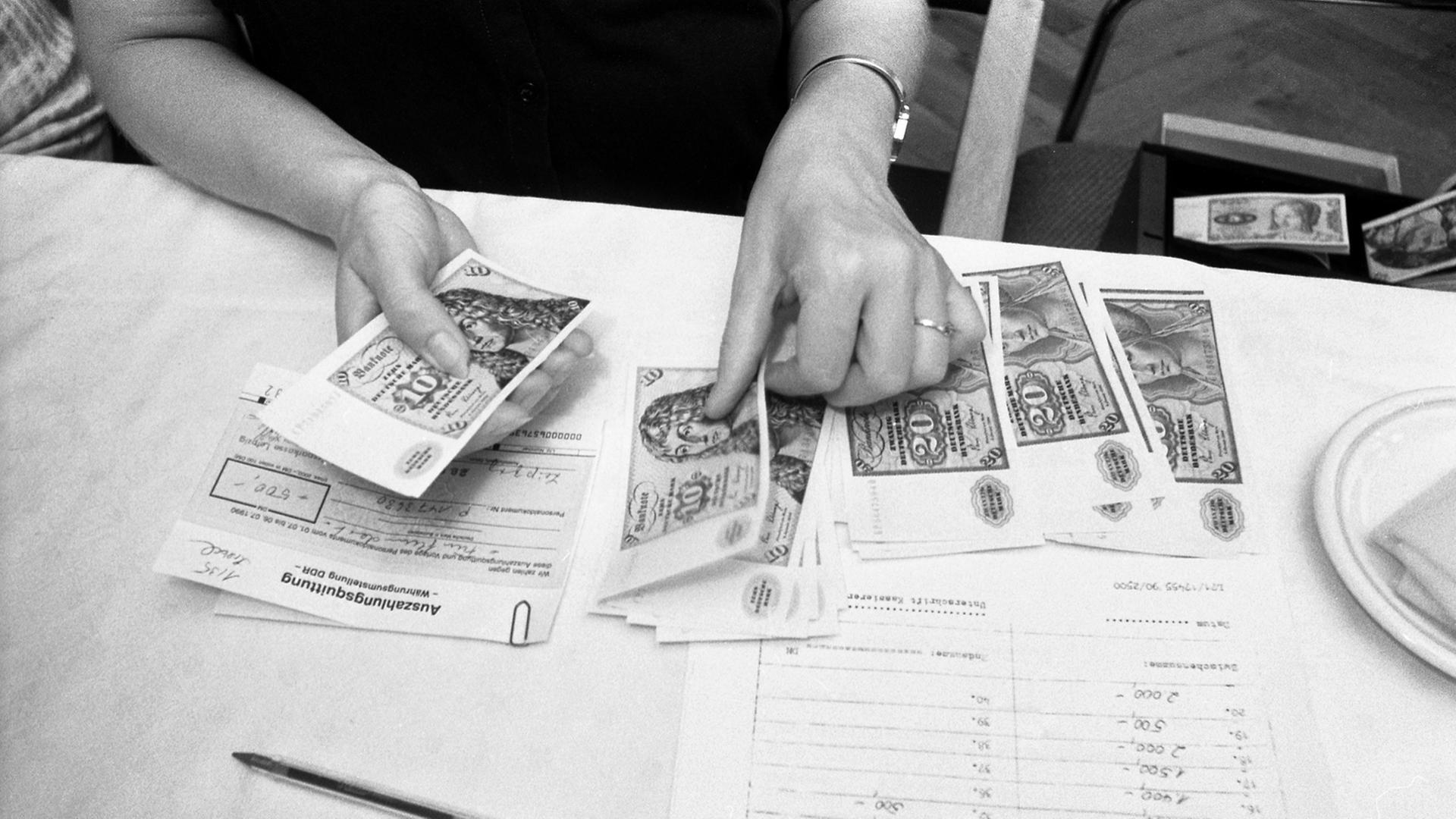 Ab dem 1. Juli 1990 wurde in der DDR die D-Mark als Zahlungsmittel eingeführt und an DDR-Bürger wie hier in Leipzig ausgezahlt. Ab dem 1. Juli 1990 wurde in der DDR die D-Mark als Zahlungsmittel eingeführt und an DDR-Bürger wie hier in Leipzig ausgezahlt.