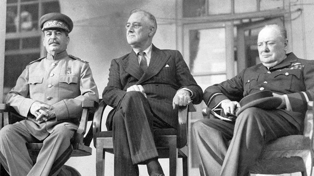 Die "Großen Drei" Joseph Stalin, Franklin D. Roosevelt und Winston Churchill (v.l.) auf der Teheraner Konferenz 1943, dem ersten von mehreren Treffen der Allianz gegen Hitler-Deutschland