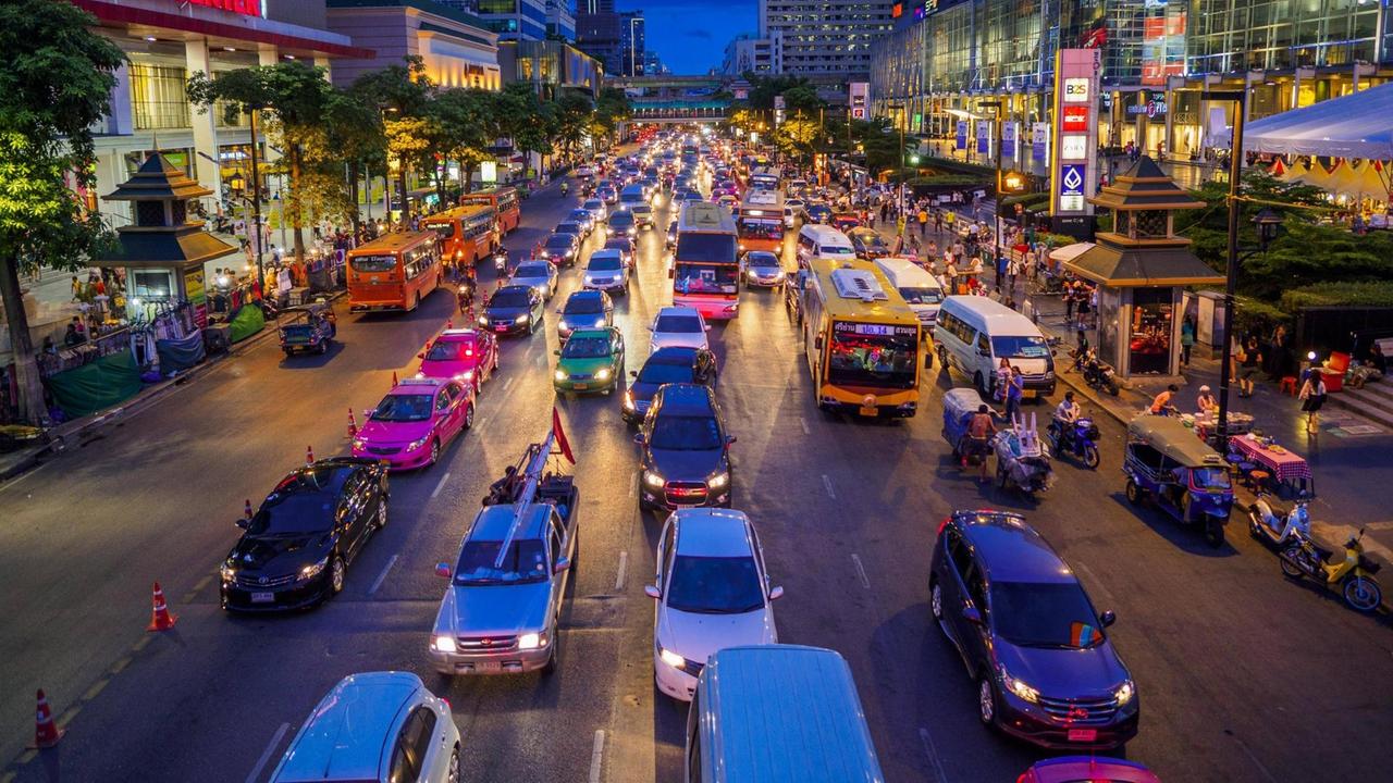 Eine völlig überfüllte siebenspurige Straße in Thailands Hauptstadt Bangkok bei Dämmerung. Eine völlig überfüllte siebenspurige Straße in Thailands Hauptstadt Bangkok bei Dämmerung.